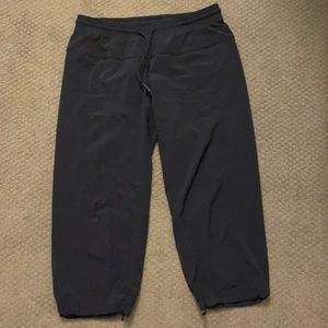 Lululemon black Swift fabric cropped pants size 6
